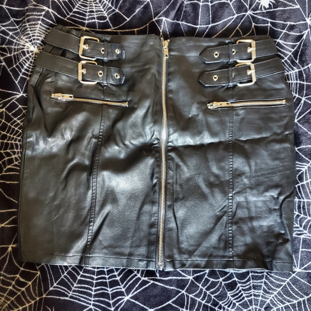 FOREVER 21 FAUX LEATHER SKIRT